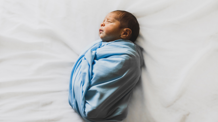 bébé emmailloté pour le premier S